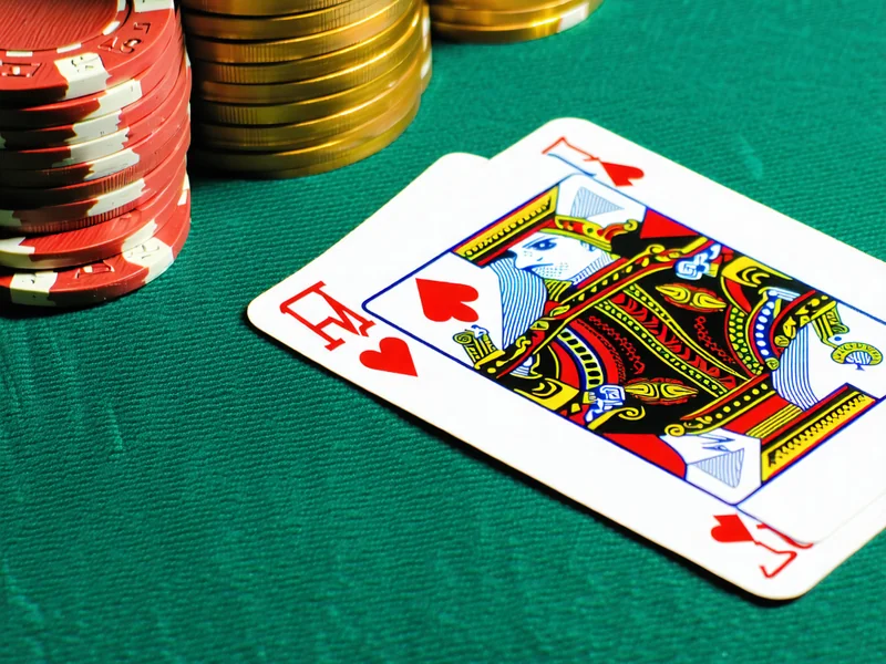 Hình ảnh các lá bài poker và chip cược trên bàn xanh, thể hiện sự đa dạng game bài tại 88AA